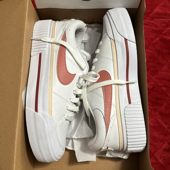 Women’s Nike Sportswear platform shoes - Picture 2 of 3